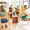 Mensen aan het verven in een atelier
